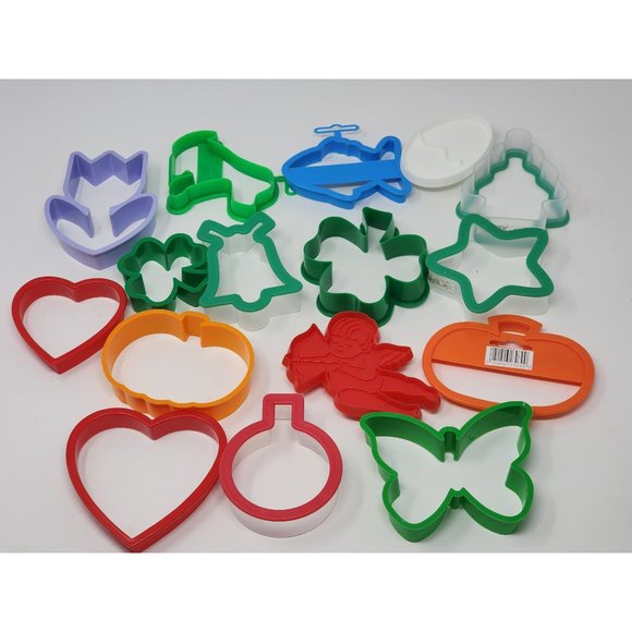 Lot Of 16 Plastic Cookie Cutters For All Occasions Christmas Bell And‎ More - Picture 1 of 1